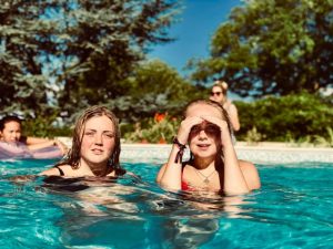 Profitez d’un camping familial en Gironde, offrant des activités pour tous les âges et un cadre naturel préservé entre océan et forêt.