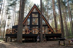 Mobil-home spacieux à Fréjus, entouré de palmiers, idéal pour des vacances en famille dans le sud de la France.